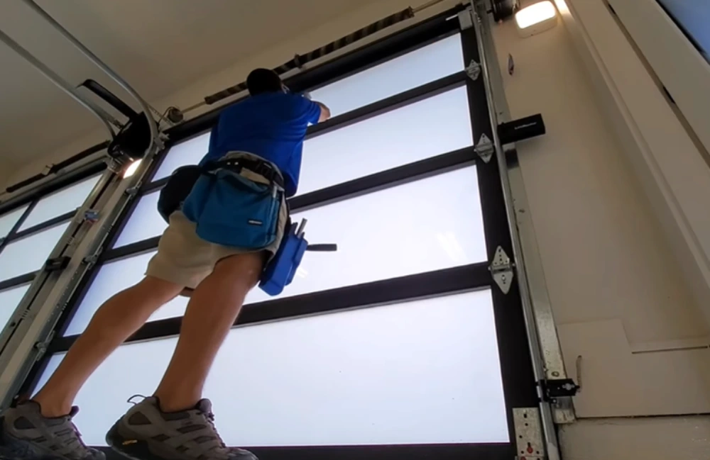 Window cleaning Santa Cruz: cleaning glass garage door panels
