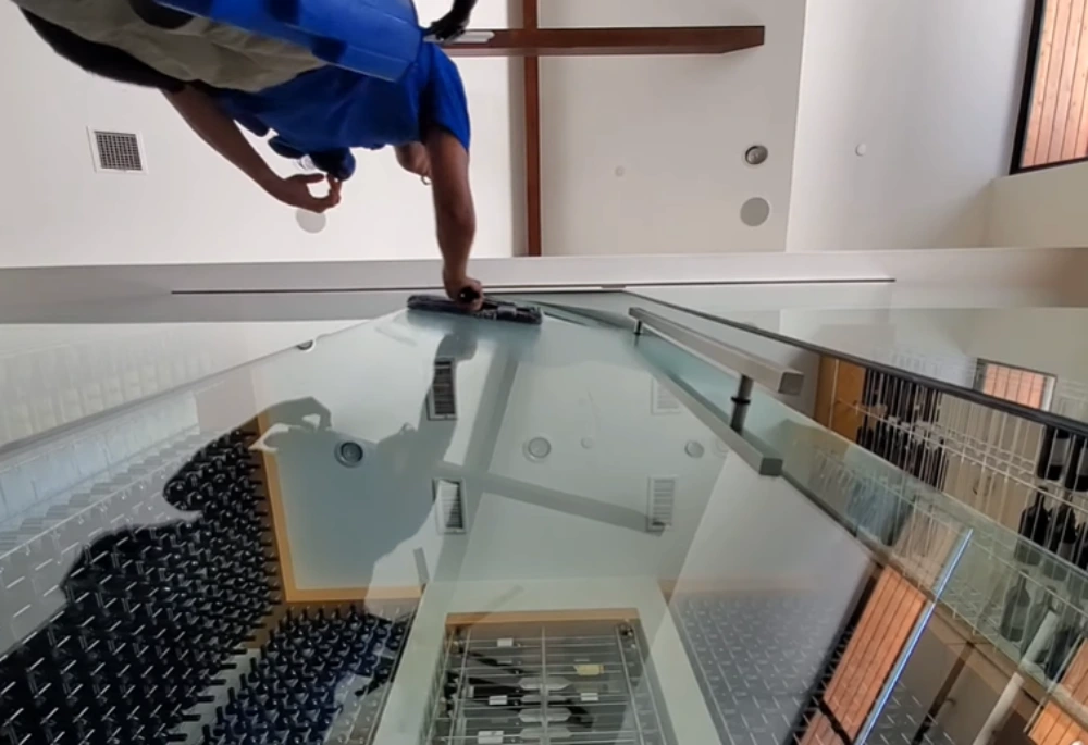 Window cleaning Santa Cruz: cleaning glass railing squeegee