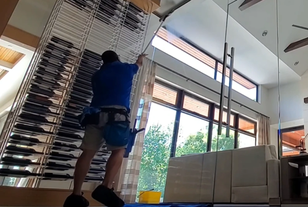 Window cleaning Santa Cruz: cleaning tall glass partition pole