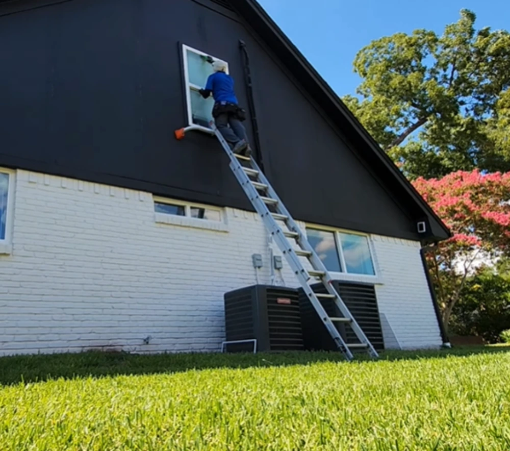 Window cleaning Santa Cruz: cleaning upper window from ladder