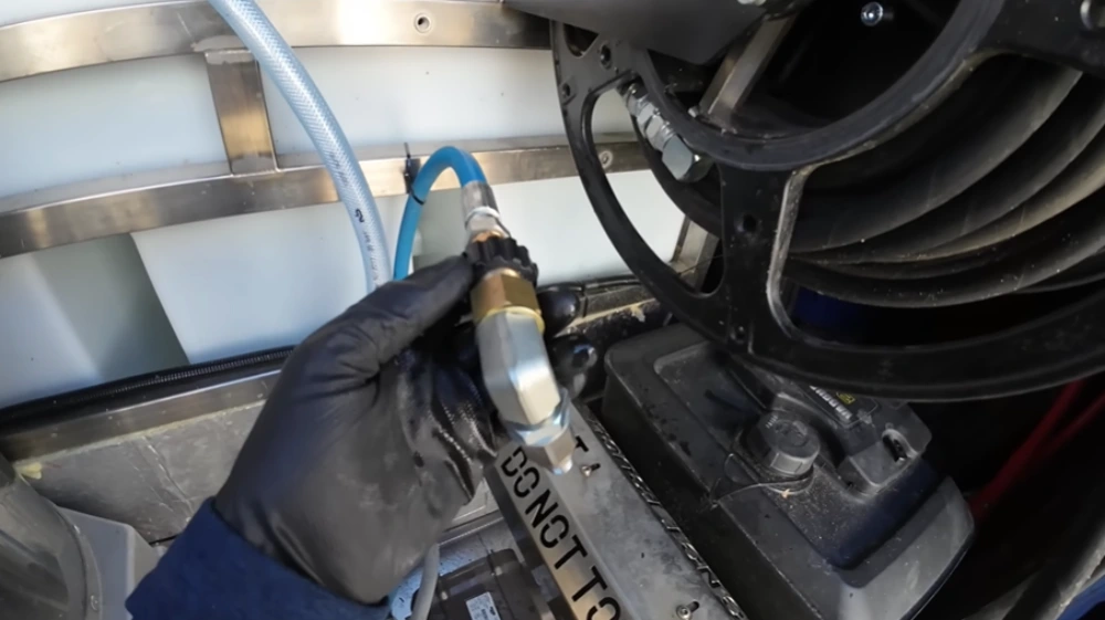Connecting pressure washer hose