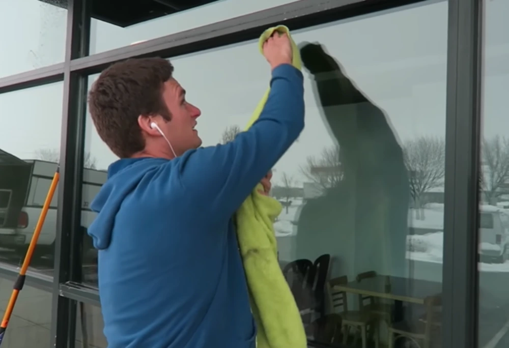 Window cleaning Santa Cruz: detailing window edges microfiber towel