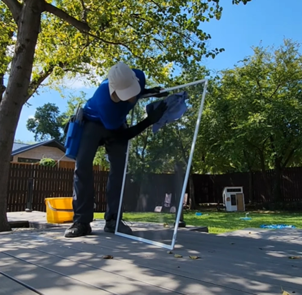 Window cleaning Santa Cruz: drying window screen microfiber towel