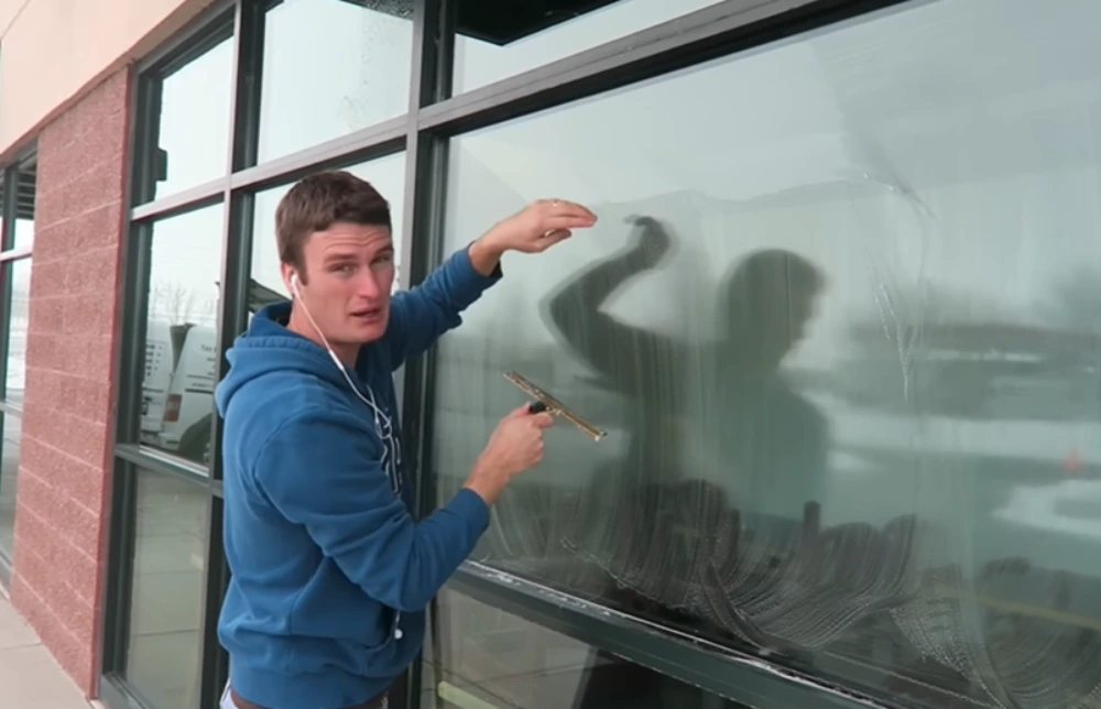 Window cleaning Santa Cruz: explaining squeegee stroke technique