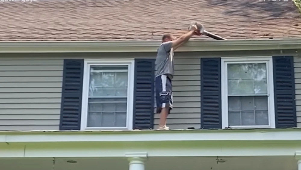 Gutter cleaning in Santa Cruz with a leaf blower from the roof