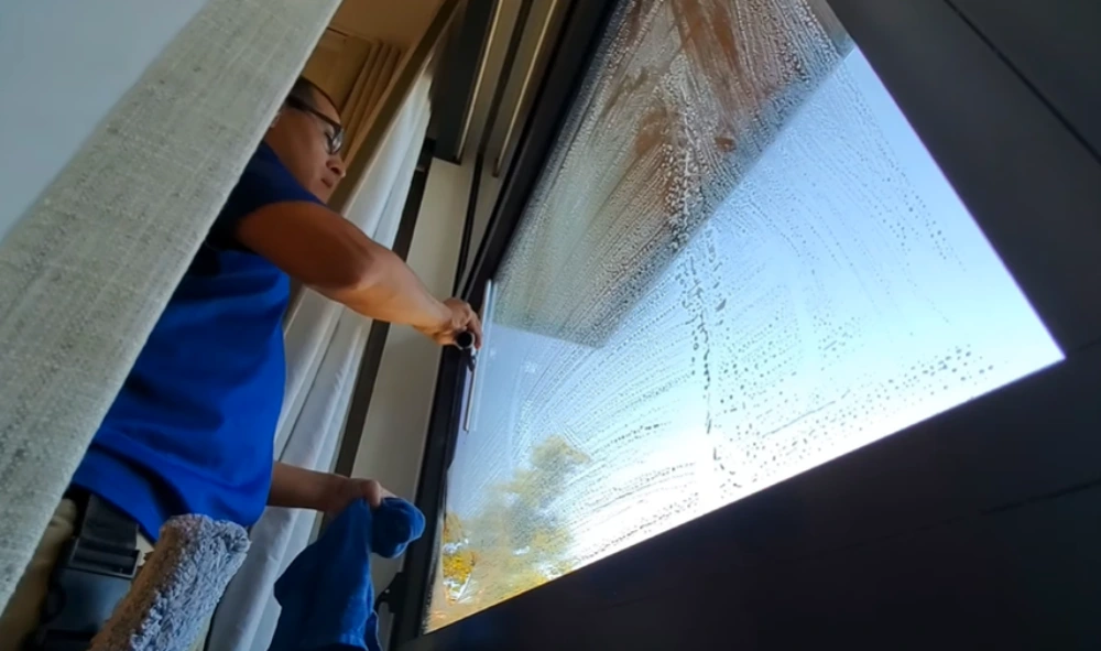 Window cleaning Santa Cruz: interior window cleaning soapy glass