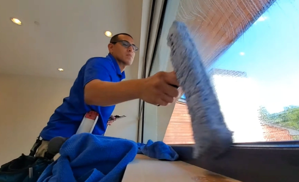 Window cleaning Santa Cruz: interior window cleaning strip washer