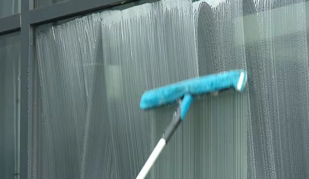 Pole scrubber soaping commercial window