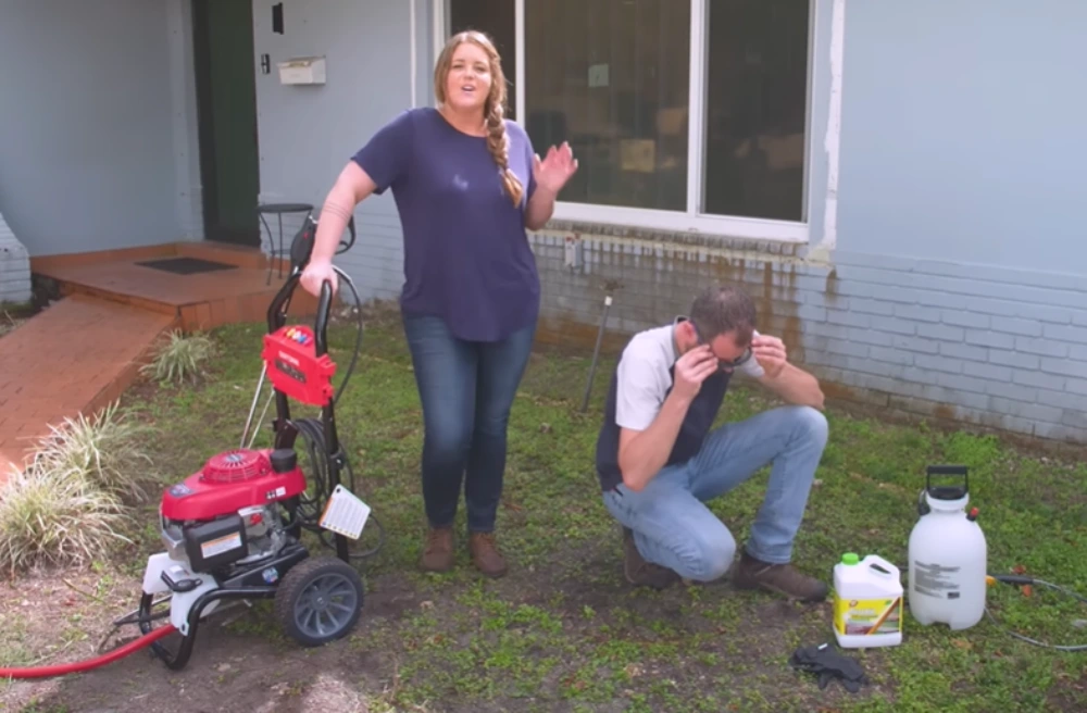 Pressure washer cleaning solution setup