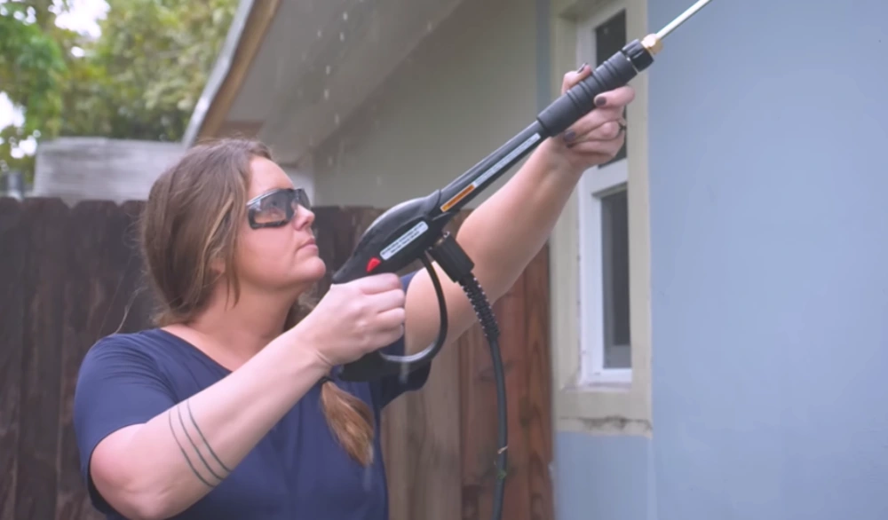 Pressure washing house siding wand