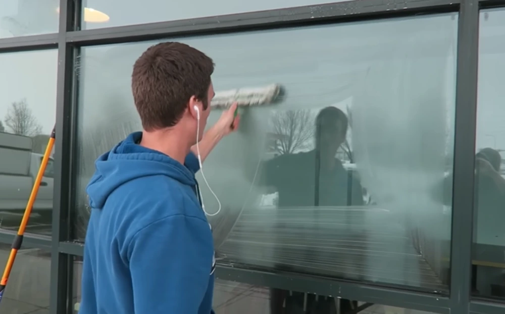 Scrubbing storefront window strip washer