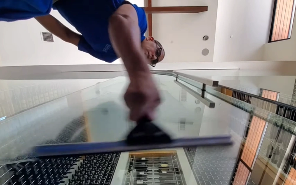 Squeegee glass balcony railing