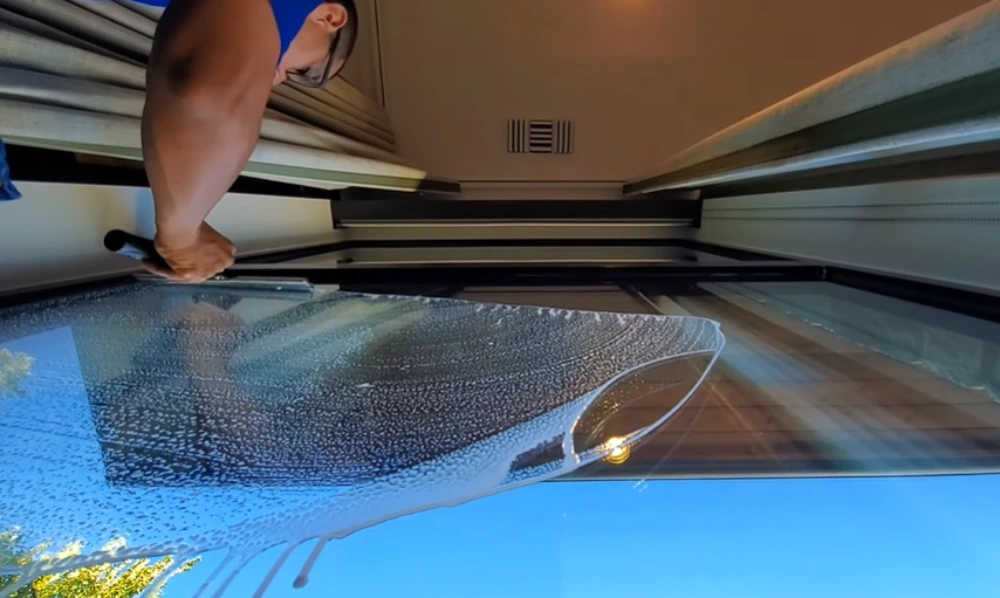 Window cleaning Santa Cruz: squeegee pull interior window glass