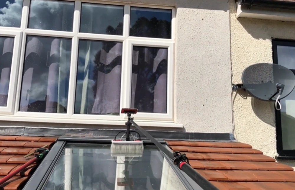 Water-fed pole cleaning roof window