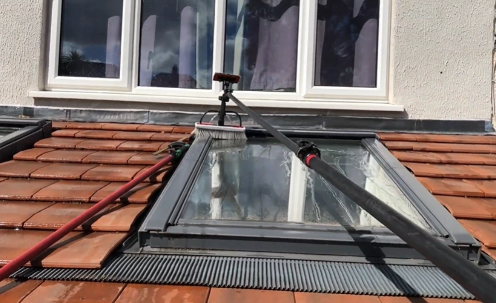 Water-fed pole cleaning skylight tile roof