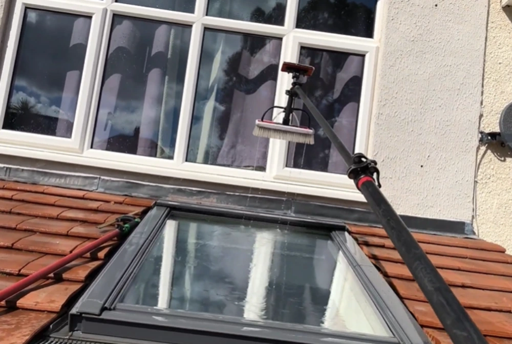 Window cleaning Santa Cruz: water-fed pole upper window above roof