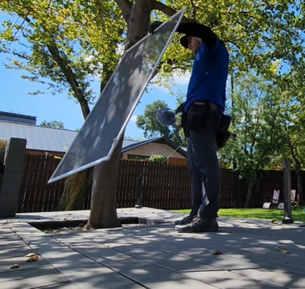 Window cleaning Santa Cruz: window cleaner carrying window screen