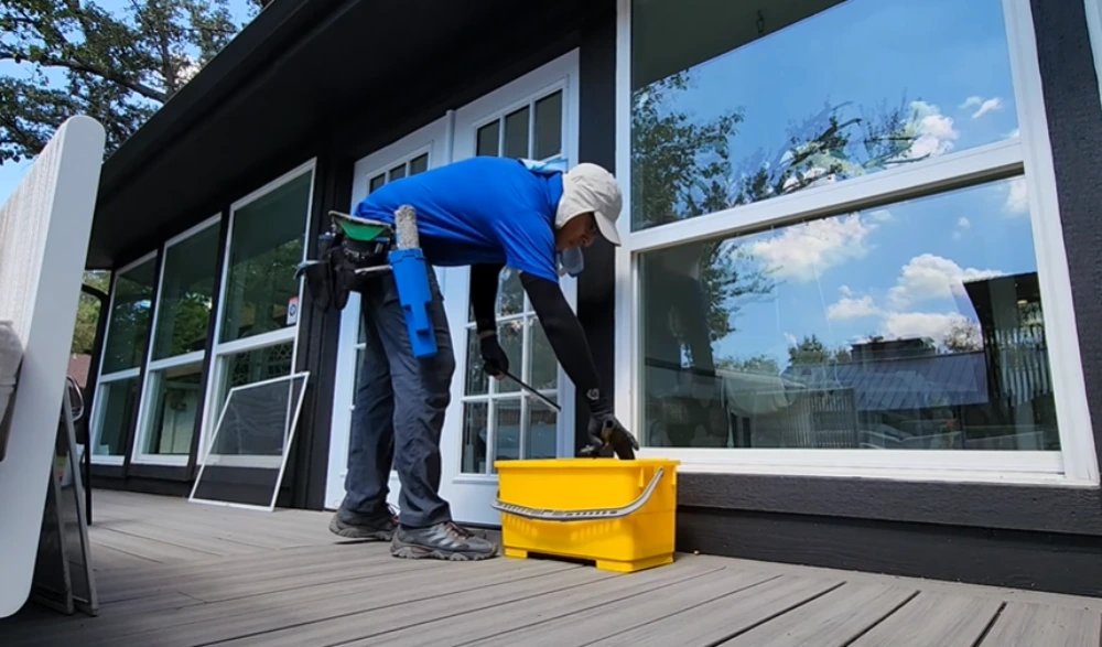 Window cleaning Santa Cruz: window cleaner dipping strip washer in bucket