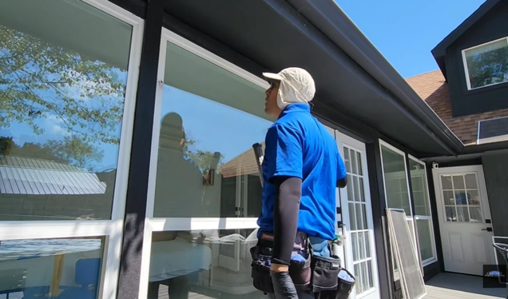 Window cleaning Santa Cruz: window cleaner inspecting picture window