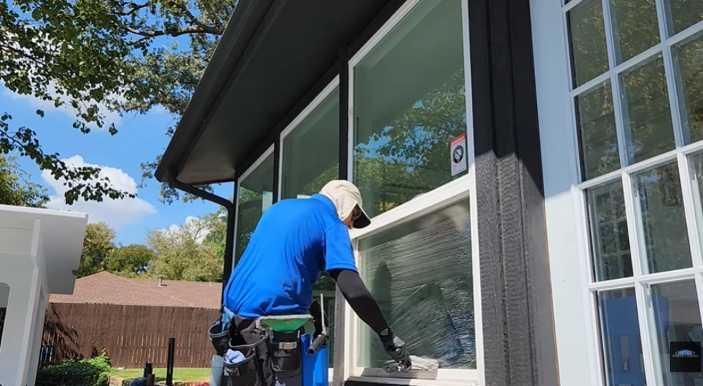 Window cleaning Santa Cruz: window cleaner scrubbing lower window pane