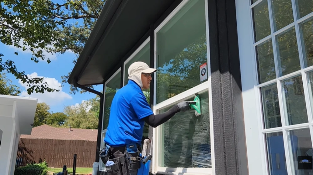 Window cleaning Santa Cruz: window cleaner strip washer exterior window