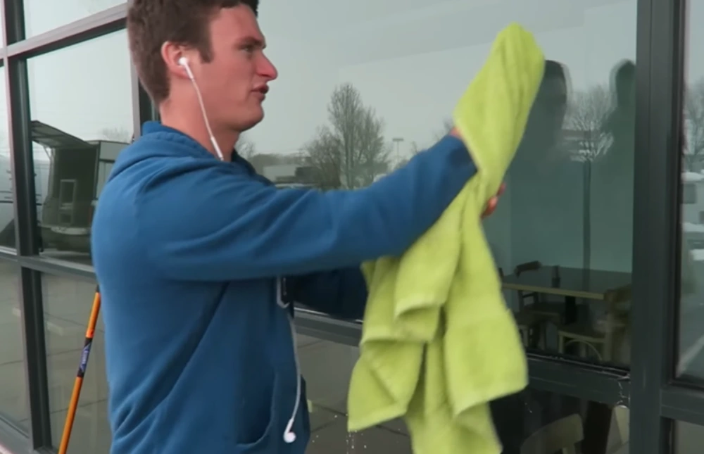 Window cleaning Santa Cruz: wiping window frame with towel